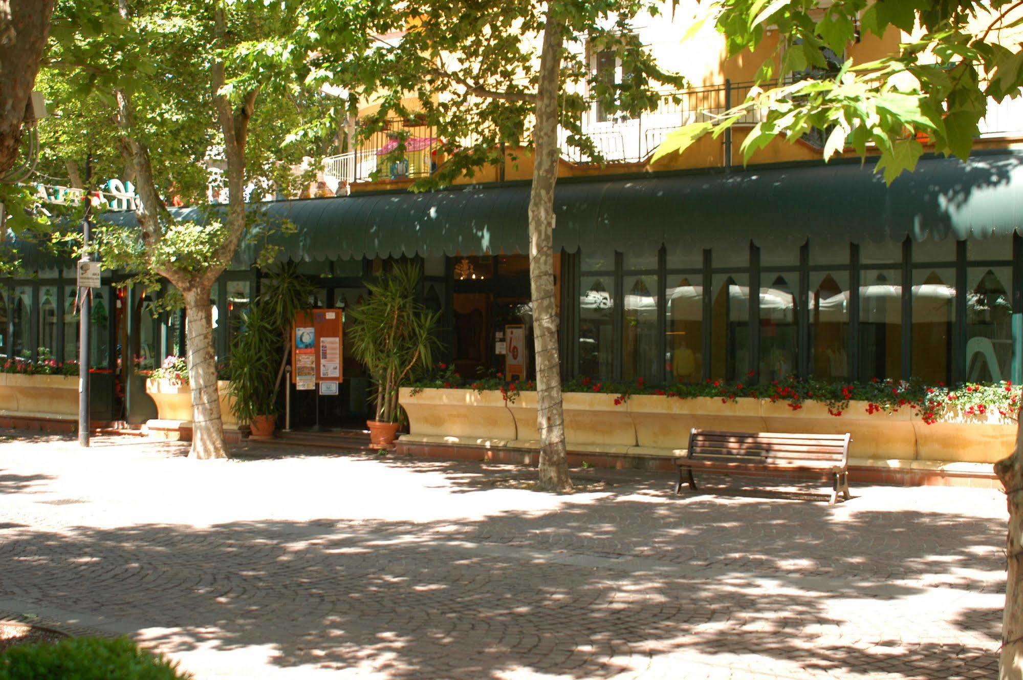 Hotel Dei Platani Rimini Kültér fotó